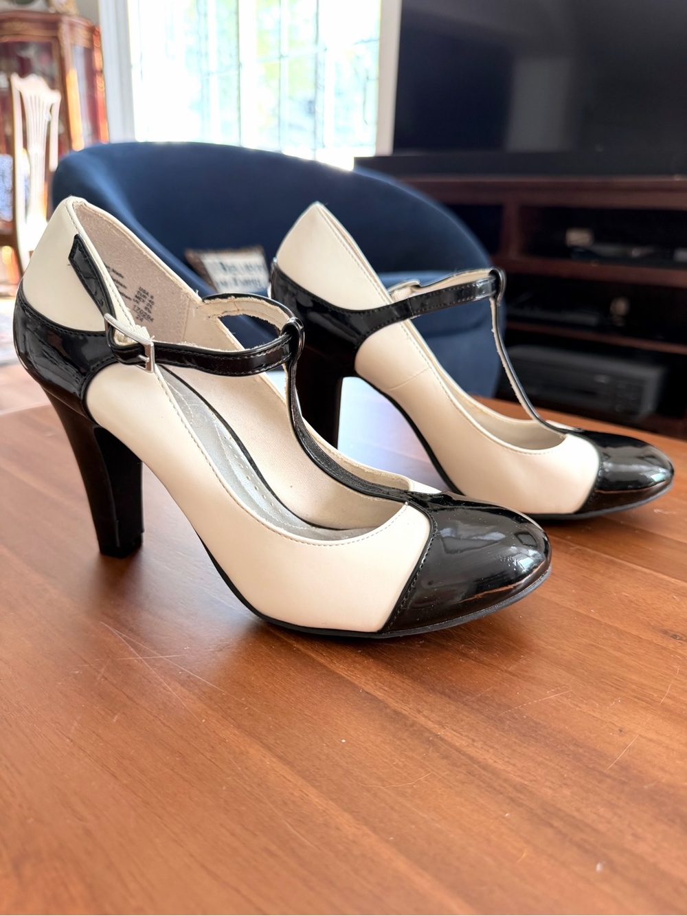 dexflex Comfort Size 8 Black White T-Strap Spectator Pumps Heels
